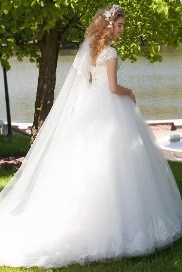 Vestido de novia de tul con escote en V, fruncido y mangas casquillo